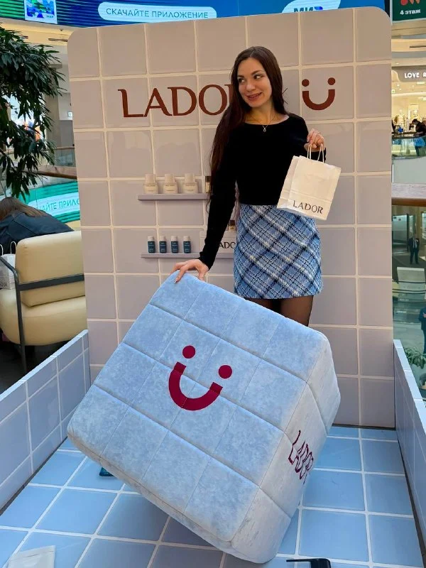 Катя в кафе на мероприятии Lador × Ü